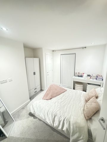 2 Bed Flat, Emmeline Pankhurst Drive, M32 - Photo 2