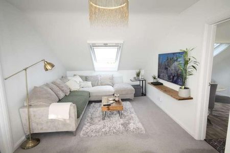 Park Lawn, Farnham Royal, SL2 - Photo 3