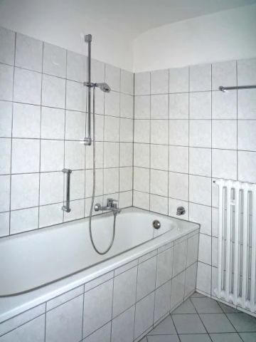 2-Zi.-DG-Wohnung mit Wohnküche + EBK und Balkon in D-dorf-Lohausen! - Photo 3