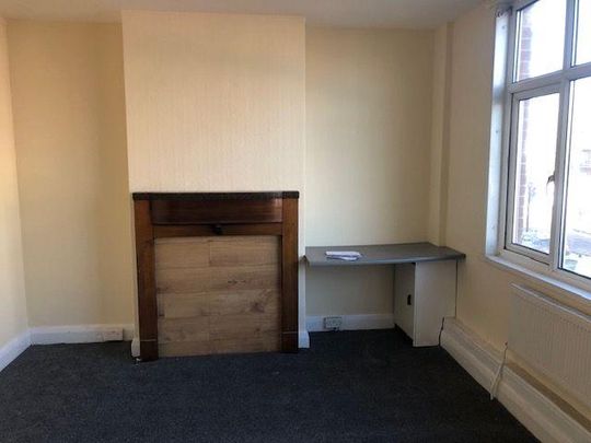 4 bedroom flat to rent - Photo 1