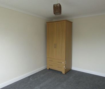 3 bed Terraced - To Let - Photo 2