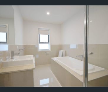 BRIGHT TOWNHOUSE - Photo 5