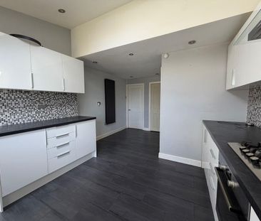 3 bedroom semi-detached house to rent - Photo 6