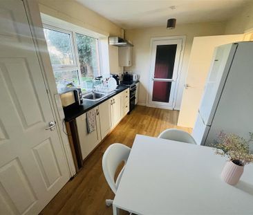 4 bedroom semi-detached house to rent - Photo 5