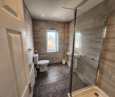 4 bedroom flat to rent - Photo 2