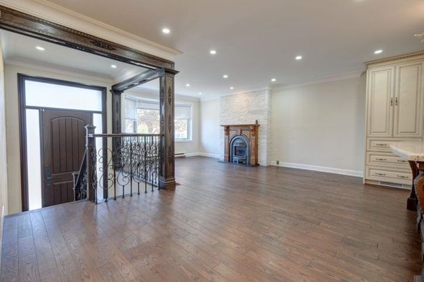 For Lease - 372 Dixon Boulevard, Newmarket, Ontario - Photo 1