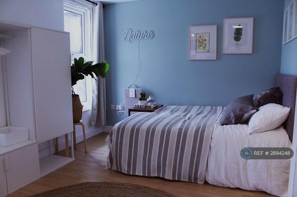 1 bedroom in a flat share to rent - Photo 1