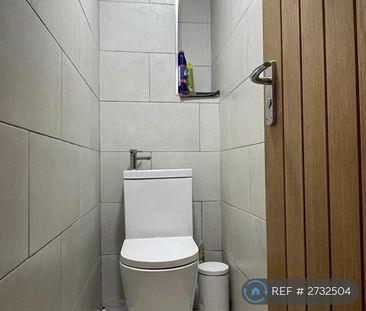 3 bedroom flat to rent - Photo 2