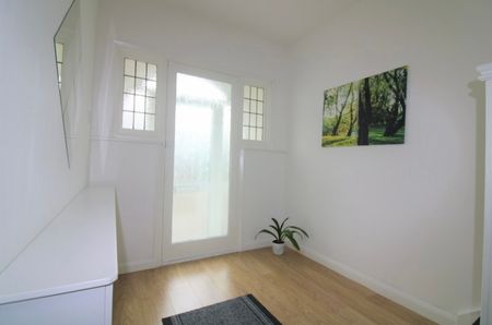 3 bed Semi-detached in Gloucester Gardens , Cockfosters, EN4 0QP - Photo 3
