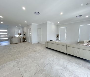 Large 5 Bedroom Home with Flexible Living - Photo 3