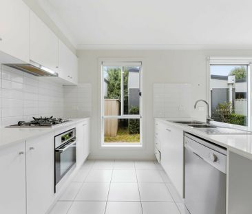Light & Bright Townhouse! - Photo 3