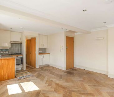 A spacious studio flat located moment from Clapham Junction. - Photo 1