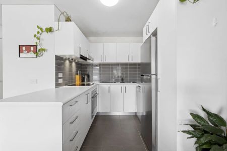 Sun filled apartment - Photo 5