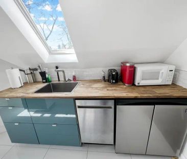 Toronto Furnished Rental - Elegant 1 Bed, 1 Bath with Patio and Air... - Photo 1