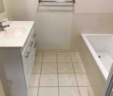 Lovely Modern, Fully Fenced 2 Bedroom Cottage in Peaceful Lau Stree... - Photo 2