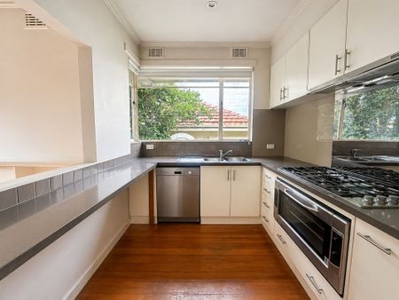 Charming Family Residence - Photo 2