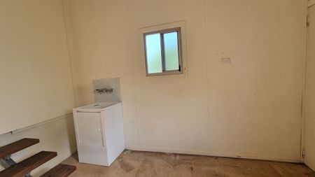 LOW SET QUEENSLANDER CLOSE TO SCHOOLS - Photo 5