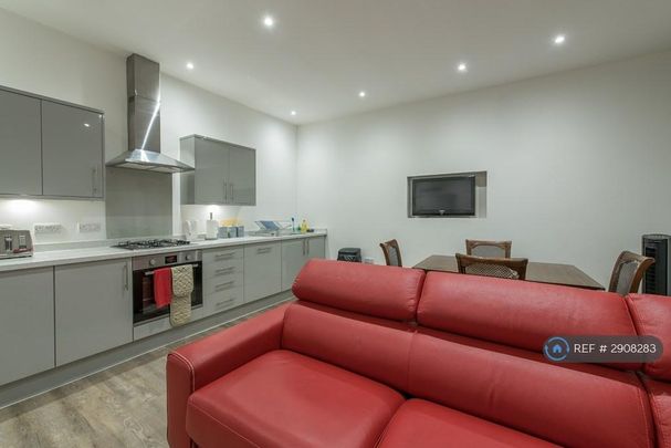 3 bedroom flat to rent - Photo 1