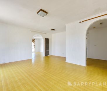 THREE BEDROOM FAMILY HOME WITH EXTRA LARGE GARAGE - Photo 2