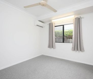 Beautiful Home - Freshly Painted - New Carpet - Separate Living - Pool - Photo 3