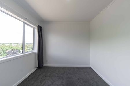 Refreshed Three Bedroom Home near the Hospital - Photo 3