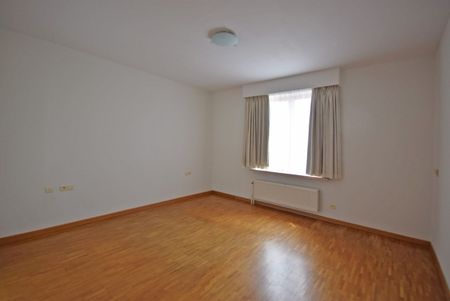 APPARTEMENT MET DRIE SLAAPKAMERS EN TERRAS NABIJ CENTRUM ROESELARE - Photo 3