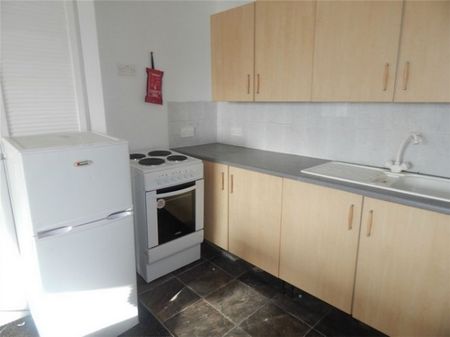 3 Bed - Manchester Road, Huddersfield, West Yorkshire - Photo 2