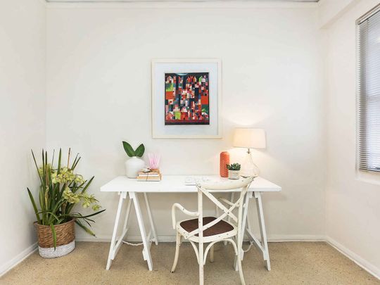 Large Art Deco Apartment with Car Space - Photo 1