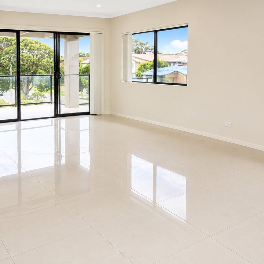 MODERN TOP-FLOOR LIVING | BOUTIQUE COMPLEX | MOMENTS FROM THE BROADWATER - Photo 1