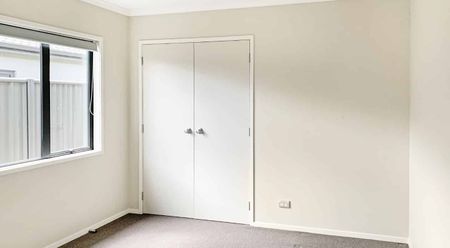 4 BEDROOM - FRIMLEY - Photo 5