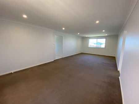 10 Barry Crescent, Goulburn, NSW 2580 - Photo 2