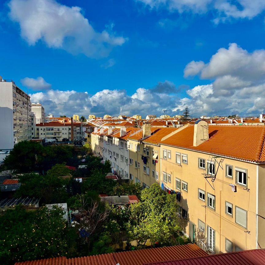 🏡 Arrenda-se Apartamento T4 em Alvalade – Remodelado | Com Garagem + 1 Estacionamento 🚗 - Photo 1