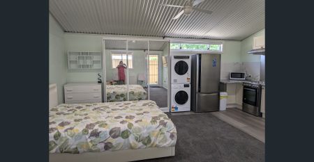 Modern, newly renovated fully furnished, private studio. - Photo 4