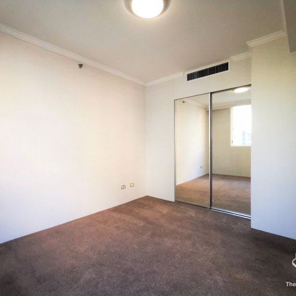 Spacious One Bed Apartment in Heart of Chatswood - Photo 1