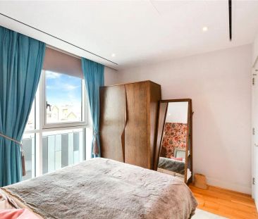 3 bedroom flat in London - Photo 6