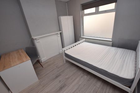 4 bedroom terraced house to rent - Photo 2