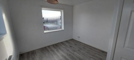 3 bedroom end of terrace house to rent - Photo 3