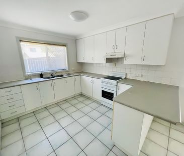 NEAT & SPACIOUS THREE BEDROOM UNIT IN PRIME LOCATION - Photo 5