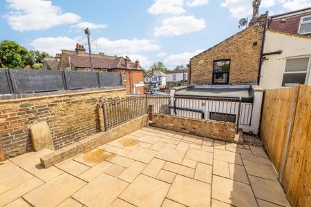 3 bedroom end of terrace house to rent - Photo 3