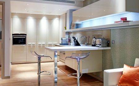 A spectacular one-bedroom apartment with fantastic river views set in Tower Hill, London EC3R - Photo 5