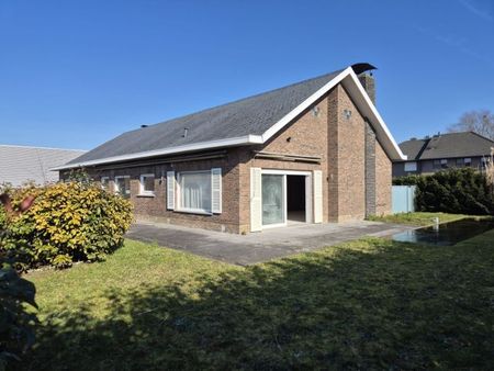 Roeselare-stadsrand. Ruime VILLA met bureel en 5 slaapkamers op een boogscheut van het centrum gelegen. Aparte tuin, 2 zongerichte terrassen en vijver. - Photo 3