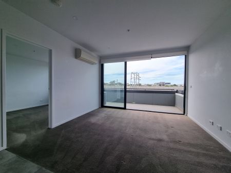 Immaculate Apartment in Prime Location - Photo 3