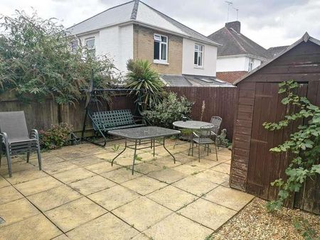Bedroom Detached House In Winton, BH9 - Photo 2