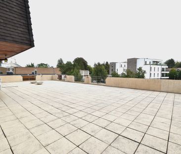 Ruim appartement met 2 slpk., riant terras van 170m² en garagebox - Photo 3