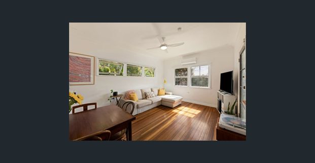 Charming 1950's Cottage - Photo 1