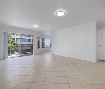 Light-Filled Apartment Only 350m To Town Beach! - Photo 1