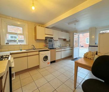 1 bedroom in a house share to rent - Photo 4