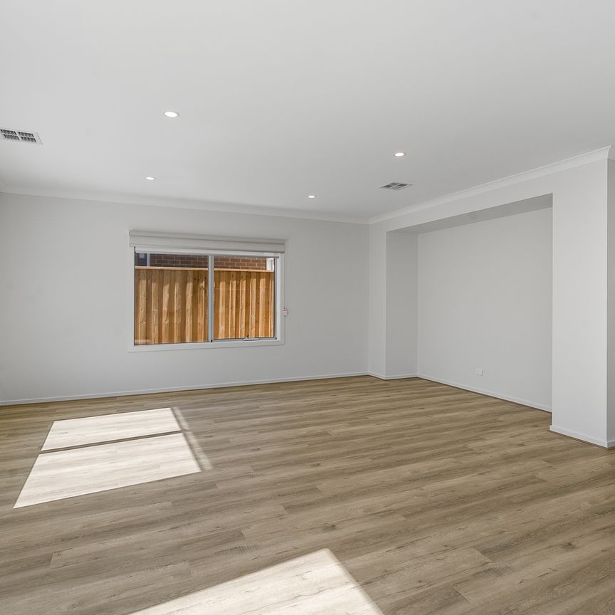 4 Charming Loop, Officer VIC 3809 - House For Rent | Domain - Photo 1