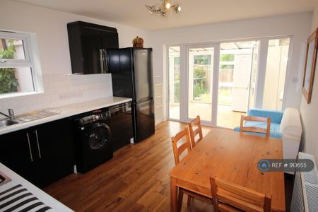 3 bedroom flat to rent - Photo 5