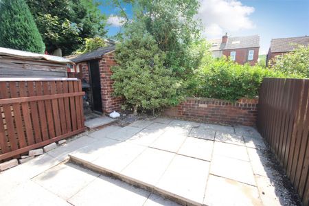 2 Bedroom House - Mid Terrace To Let - Photo 2